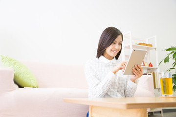 タブレットＰＣを見る女性