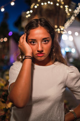 Chica joven y guapa en un mini mercado de verano