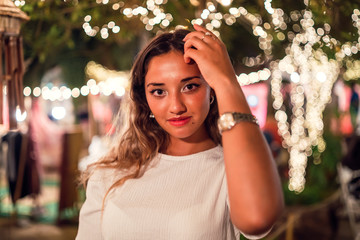 Chica joven y guapa en un mini mercado de verano