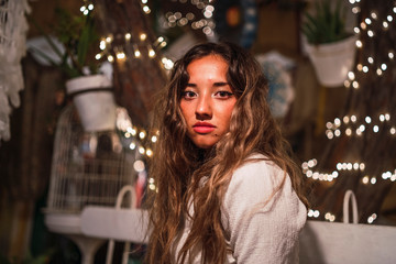 Chica joven y guapa en un mini mercado de verano