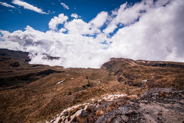 Fototapeta na wymiar Paisajes del parque Nacional los Nevados PNN, nevado del Ruiz, el Cisne, montalas de Colombia, Antioquia, Quindio, Caldas y Risaralda
