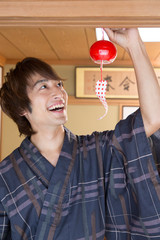 風鈴を吊るす男性