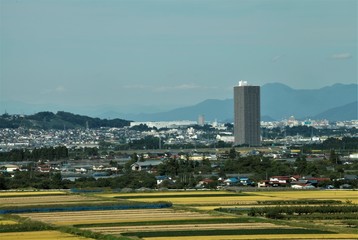 深秋の上山市街地を望む