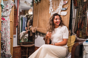 Chica joven y guapa en mini feria de verano