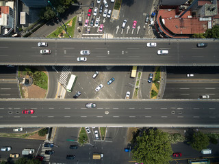 Vista aérea cenital en el cruce de Barranca de Muerto y Periférico en hora pico.