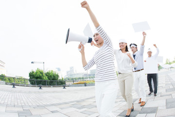 デモ行進をする人々