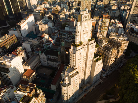 Vista a&eacute;rea del skyline junto al Edificio Kavanagh, en Buenos Aires, Argentina durante el atardecer