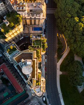 Vista a&eacute;rea cenital sobre el Edificio Kavanagh, en Plaza San Mart&iacute;n, Buenos Aires durante el atardecer.