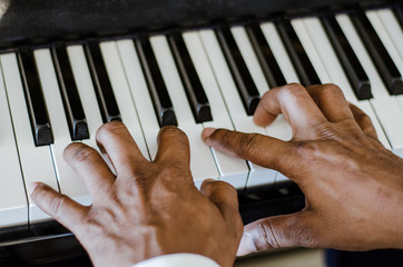 manos tocando piano, manos de joven tocando piano