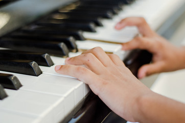 manos tocando piano, manos de joven tocando piano