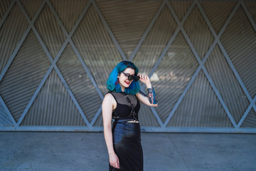 Fototapeta premium Chica alternativa con el pelo azul y tatuajes posando