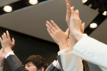 拍手するビジネスマン