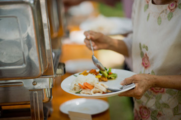 scooping the food, catering, dinner time
