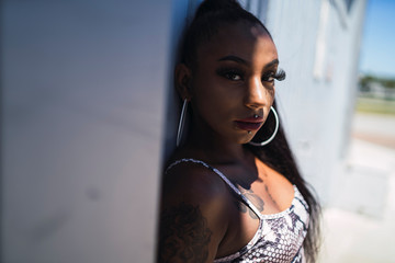 Chica negra estilo urbano posando