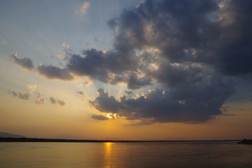 ラオス　パクセ　メコン川と夕陽