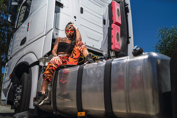 Chica negra con estilo urbano posando 