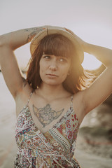 Retratos de una chica joven y guapa con vestido en la playa