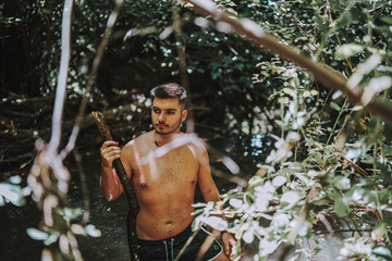 Chico joven en zona selvatica sin camiseta