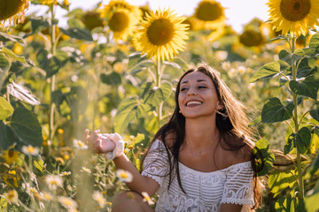 Chica feliz en campo con bomba de humo