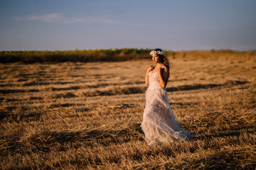 Chica joven y guapa en un campo de girasoles