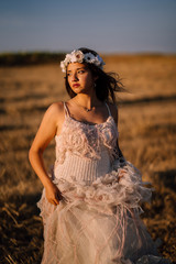 Chica joven y guapa en un campo de girasoles