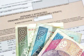 Formular PIT für die Steuererklärung in Polen und Geldscheine Polnische Zloty 