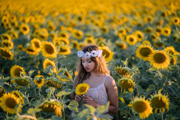 Chica joven y guapa en un campo de girasoles