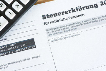 Steuererklärung Schweiz und ein Taschenrechner