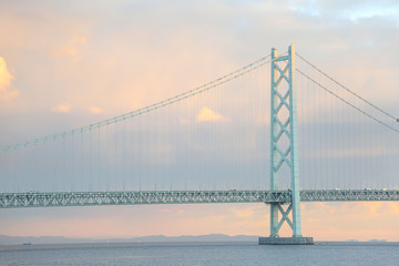 Obraz premium 夕暮れ時の明石海峡大橋 