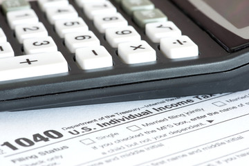 Formular 1040 für die Steuererklärung und Taschenrechner