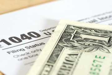 Formular 1040 für die Steuererklärung und Dollar Banknote