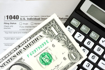 Dollar Geldschein, Taschenrechner und Steuererklärung Formular 1040