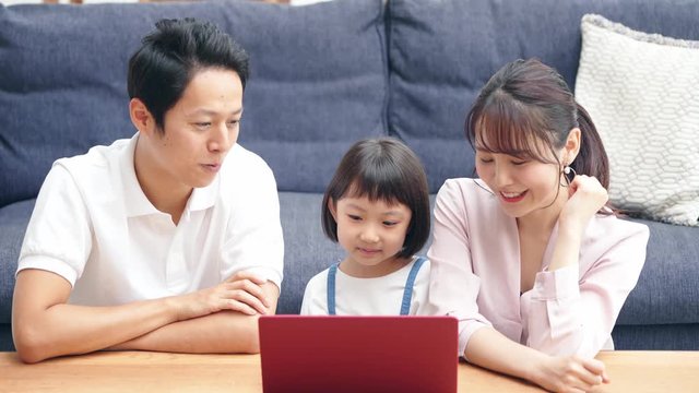 パソコンを見る家族　動画配信サービス