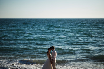 Pareja de novios en la cala de roche  en cadiz