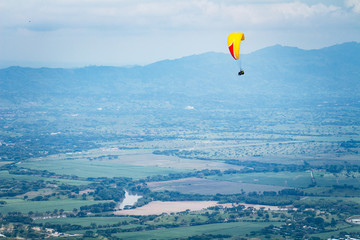 Parapentismo sobre Ansermanuevo en el departamento del Valle del Cauca 