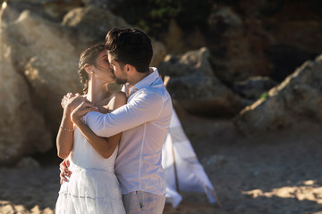 Pareja de novios en la cala de roche  en cadiz