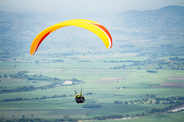 Parapentismo sobre Ansermanuevo en el departamento del Valle del Cauca 