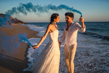 Novios posando en la playa de cala de roche,chiclana