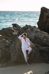 Novios posando en la playa de cala de roche,chiclana
