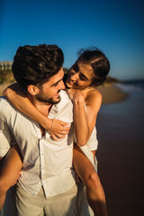 Novios posando en la playa de cala de roche,chiclana