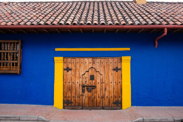 arquitectura por la ciudad de Bogotá, la zona de la Candelaria en Bogotá se destaca por sus casas...