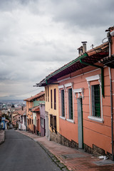 arquitectura por la ciudad de Bogotá, la zona de la Candelaria en Bogotá se destaca por sus casas coloniales 