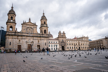 Obraz premium arquitectura por la ciudad de Bogotá, la zona de la Candelaria en Bogotá se destaca por sus casas coloniales 