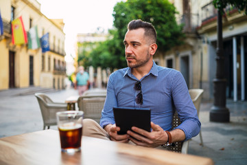 Joven apuesto hombre de negocios