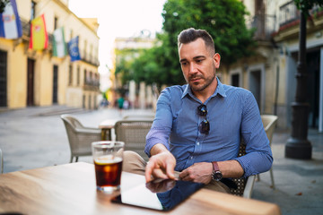 Joven apuesto hombre de negocios