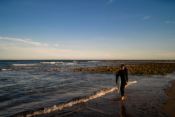 Naklejka premium Chica joven guapa disfrutando en la playa