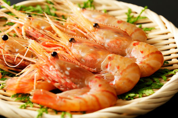 笊に盛ったボタンエビ　Spot Prawns