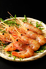笊に盛ったボタンエビ　Spot Prawns