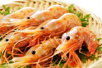 笊に盛ったボタンエビ　Spot Prawns