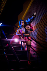 Chica joven guapa disfrazada de personaje de videojuego